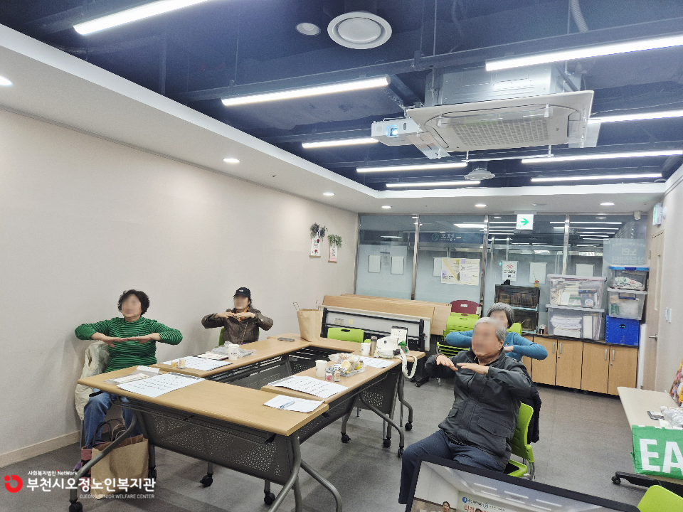 2025년 노인맞춤돌봄 특화서비스 2집단 추후 자조모임 3회기 '건강UP 프로젝트「건강게임·복약 캘린더 만들기」'  진행