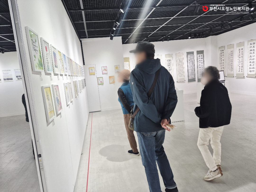 2025년 노인맞춤돌봄 특화서비스 3집단 자조모임 ‘또래 작품전시회 관람 – 공감의 시간’ 진행