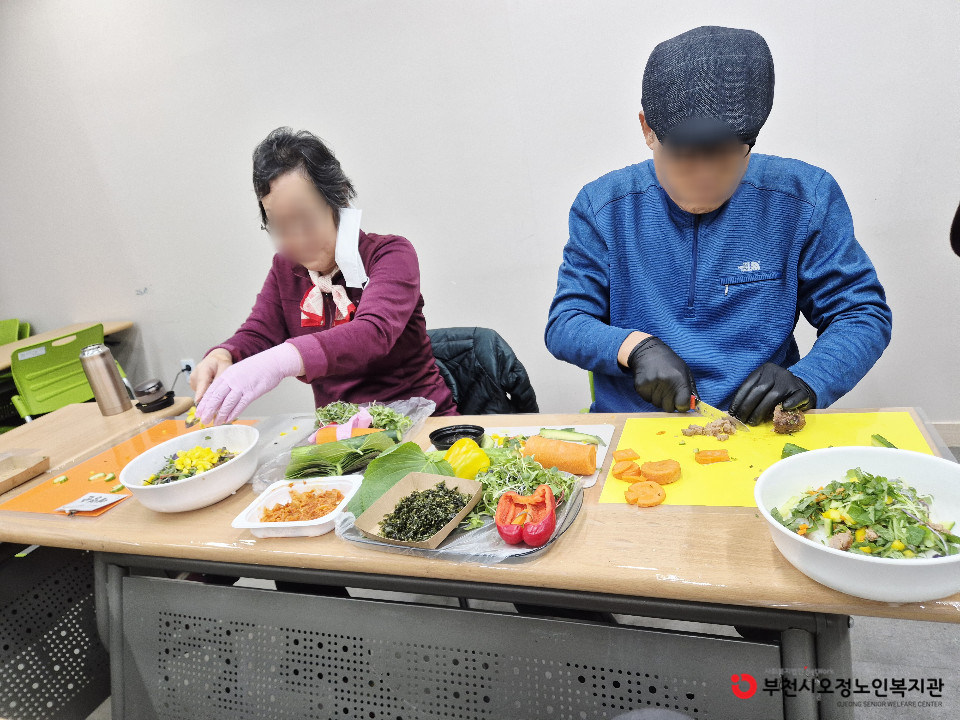 2025년 노인맞춤돌봄 특화서비스 3집단 자조모임 ‘나를 위한 파티(주먹밥)’ 프로그램을 진행