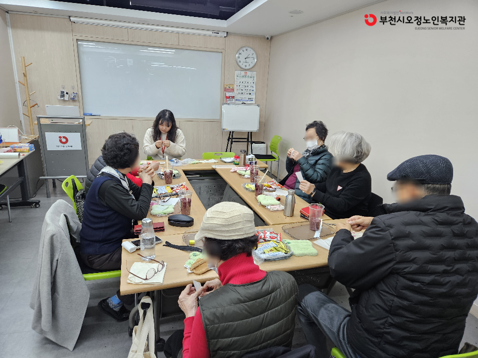 2025년 노인맞춤돌봄 특화서비스 3집단 프로그램 ‘따뜻한 겨울 준비 – 곡물 찜질팩 만들기’ 진행