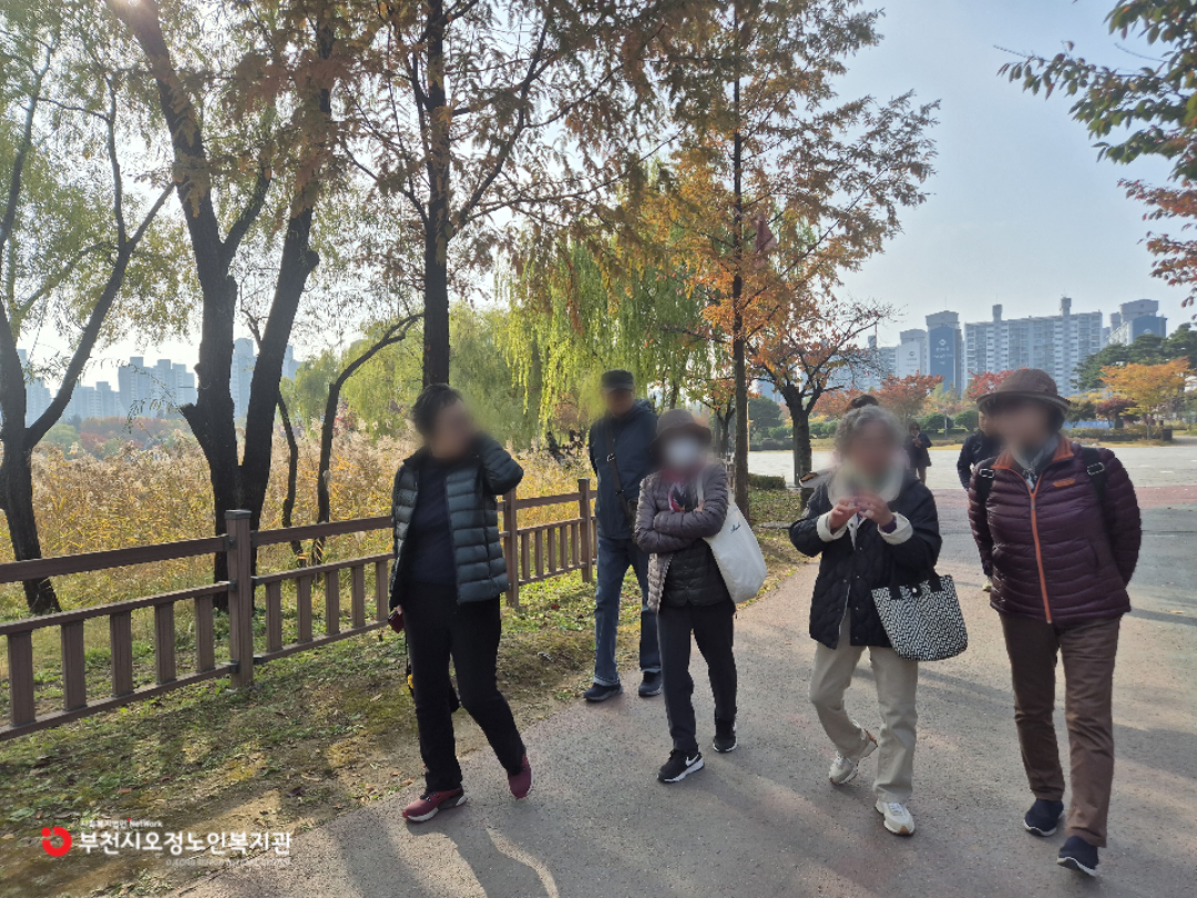 2025년 노인맞춤돌봄 특화서비스 3집단 자조모임 1회기 '가을 마실 – 수피아'에서 나누는 담소 진행