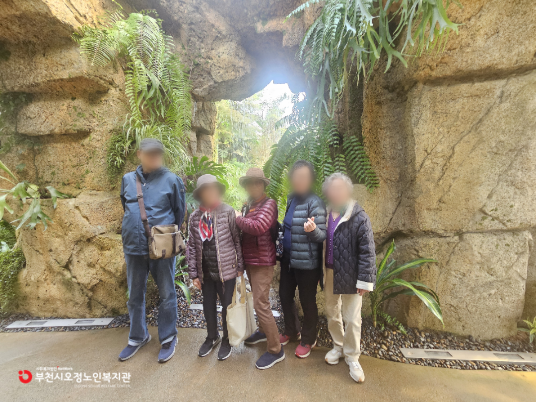 2025년 노인맞춤돌봄 특화서비스 3집단 자조모임 1회기 '가을 마실 – 수피아'에서 나누는 담소 진행