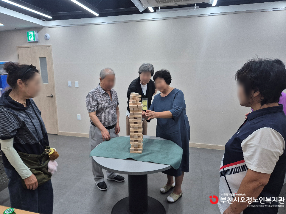 2025년 노인맞춤 특화서비스 2집단 추후자조모임 '인지향상 및 협력 : 할리갈리, 젠가'