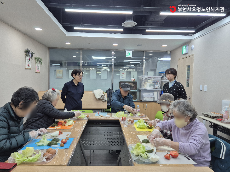 2025년 노인맞춤돌붐 특화서비스 3집단「푸드아트 – 몸과 대화하기」 진행