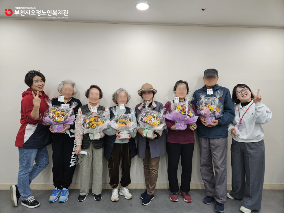 2025년 노인맞춤돌봄 특화서비스 우울형 3집단 원예치료 프로그램 ‘꽃바구니 만들기’를 진행