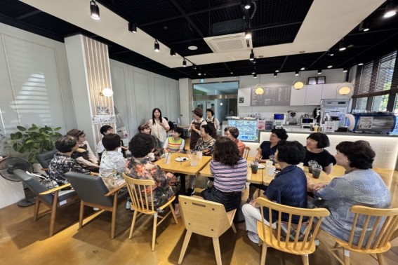 시니어카페사업단 9월 참여자 직무교육 진행 사진