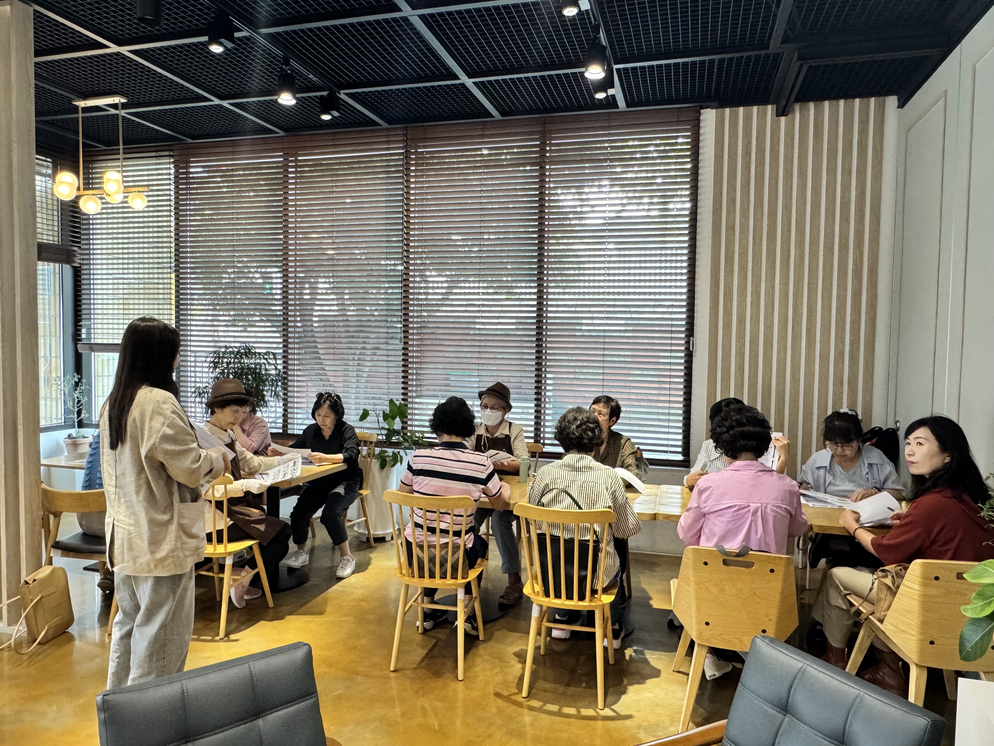 시니어카페사업단 9월 참여자 소양 및 안전교육 진행 사진 