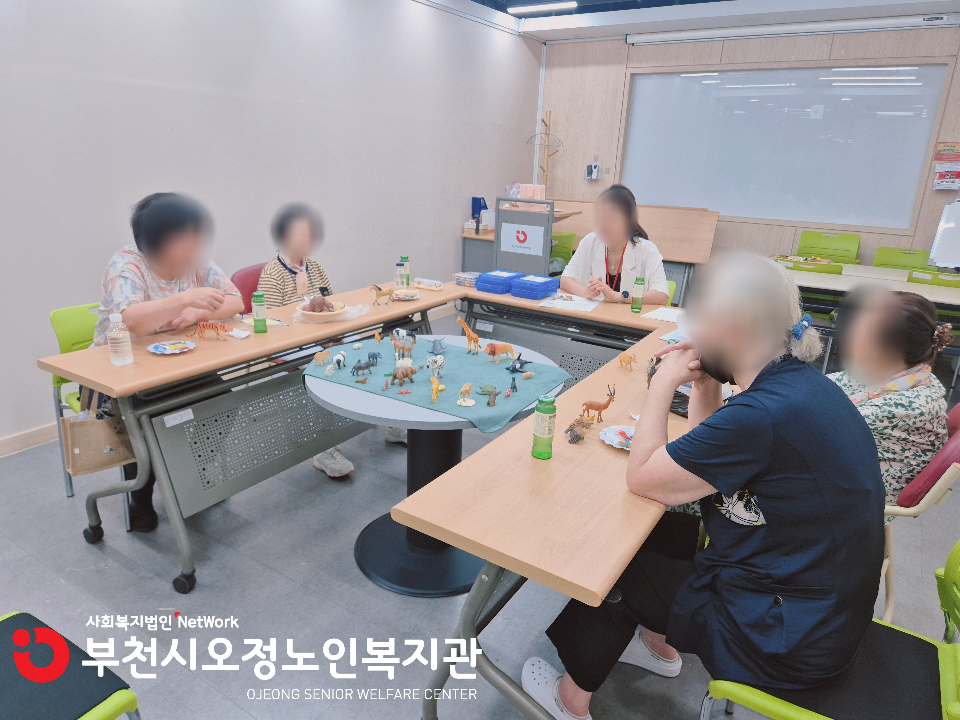 2025년 노인맞춤 특화서비스 1집단 2차 자조모임 '동물 피큐어로 나와 너 표현하기'