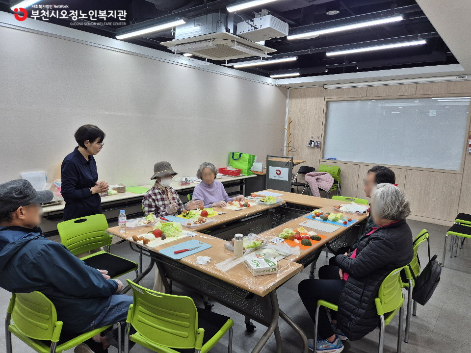 2025년 노인맞춤돌붐 특화서비스 3집단「푸드아트 – 몸과 대화하기」 진행