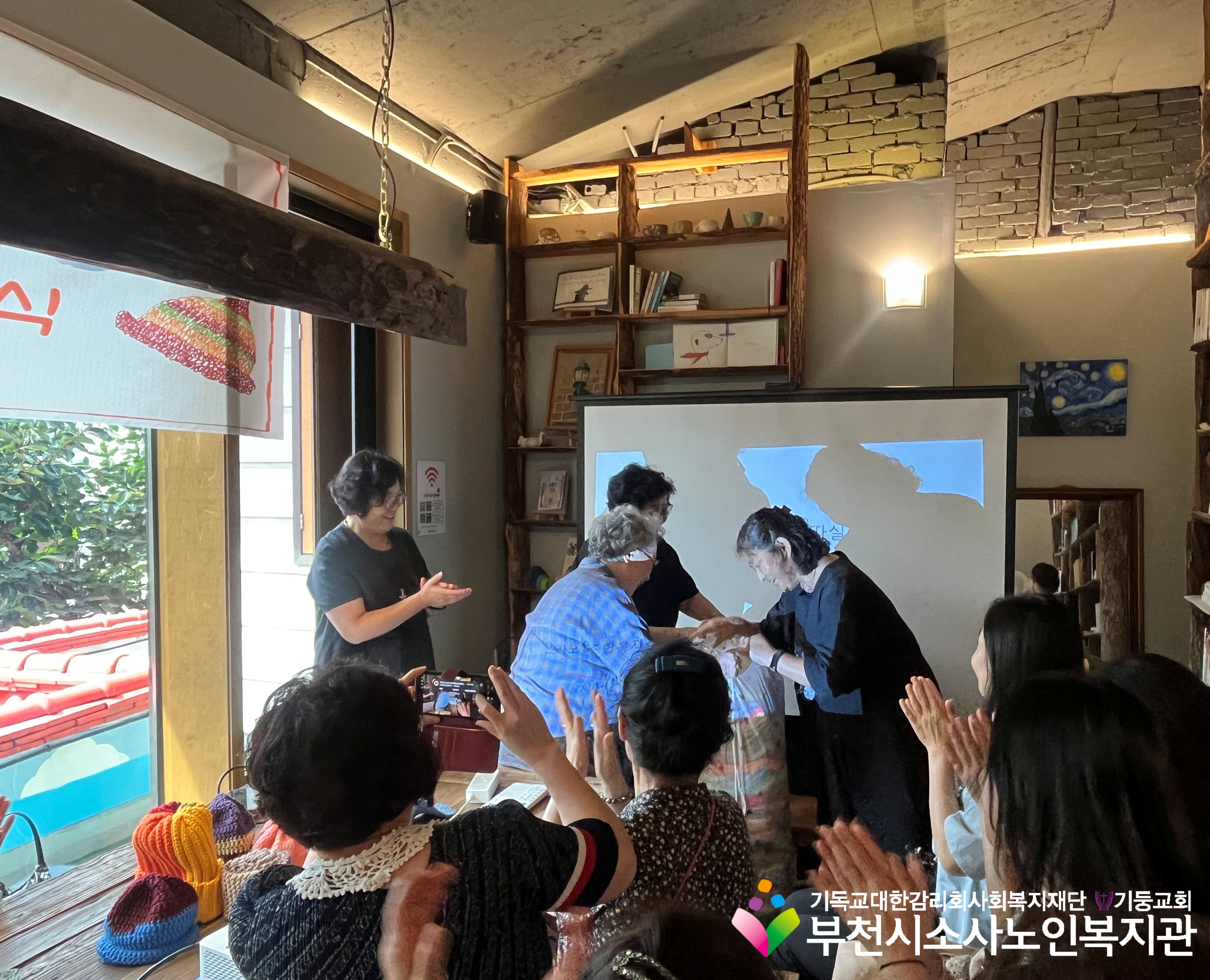 [노인자원봉사자관리사업]2026년 따실봉사단 '지니비니 모자 전달식' 참여 